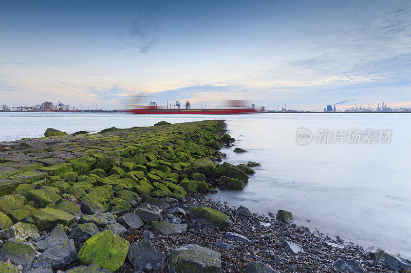 neuwe Waterweg河沿岸多变的海景